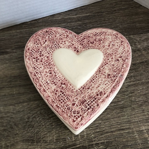 Handmade Heart-Shaped Box with Lace Design - Picture 2 of 12